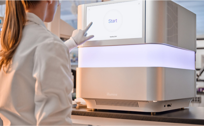 scientist starting sequencing run on NextSeq 1k/2k